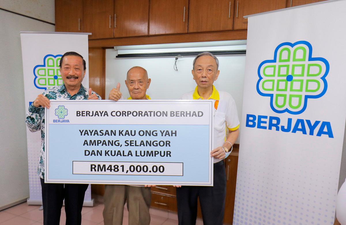 (From left) Tan presenting a mock cheque to foundation president Wong and vice-president Lim Thang Soon. – ADIB RAWI YAHYA/THESUN