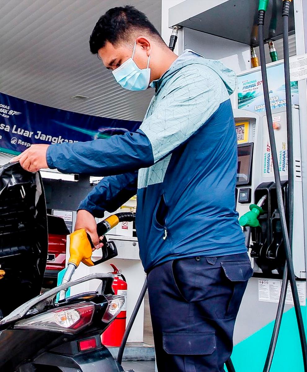 The price of RON95 petrol is set to drop to RM1.99 per litre under a targeted subsidy scheme to be rolled out by end-September. – AMIRUL SYAFIQ/THESUN