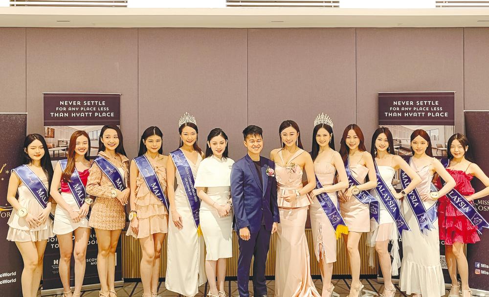 Lye and Lee with contestants during the sponsorship signing ceremony. – AMIRUL SYAFIQ /THESUN