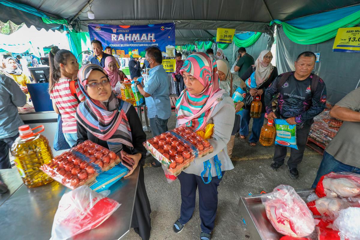 Shoppers at a Rahmah sales event purchasing essential goods under the government aid scheme. – AMIRUL SYAFIQ/THESUN