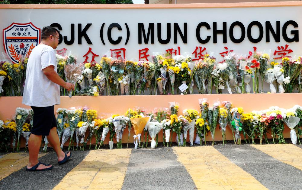 KUALA LUMPUR, Dec 18 -- People placed bouquets of flowers in front of Mun Choong National Chinese School (SJK (C)) as a sign of sympathy for the 20 teachers and families from the school who were victims of the landslide tragedy at the Father’s Organic Farm campsite. , Batang Kali. BERNAMAPIX
