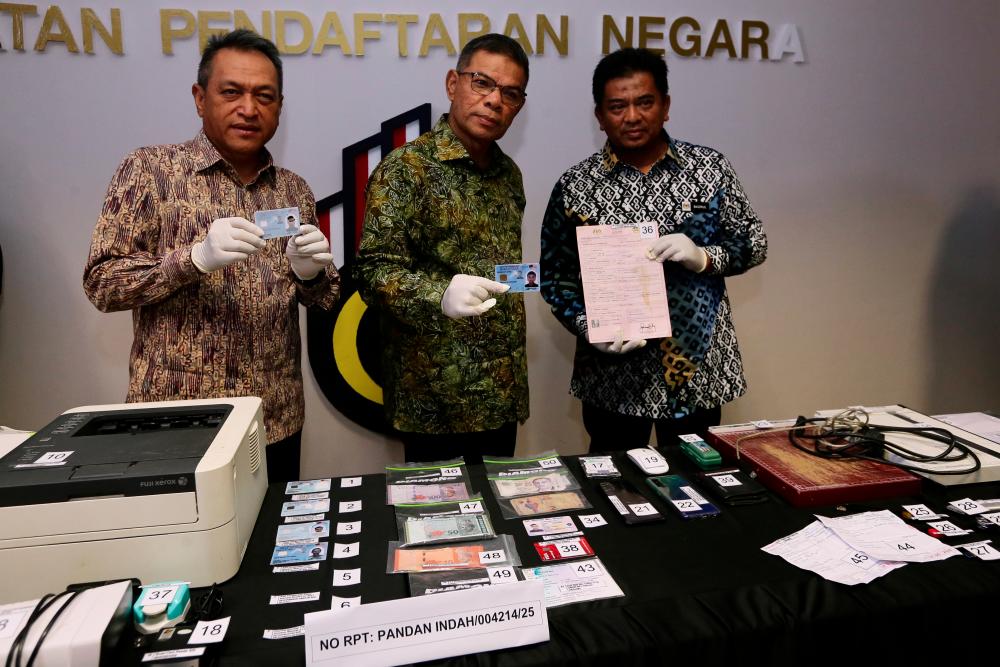 Saifuddin (centre) displaying the seized items during a press conference yesterday. – BERNAMAPIX