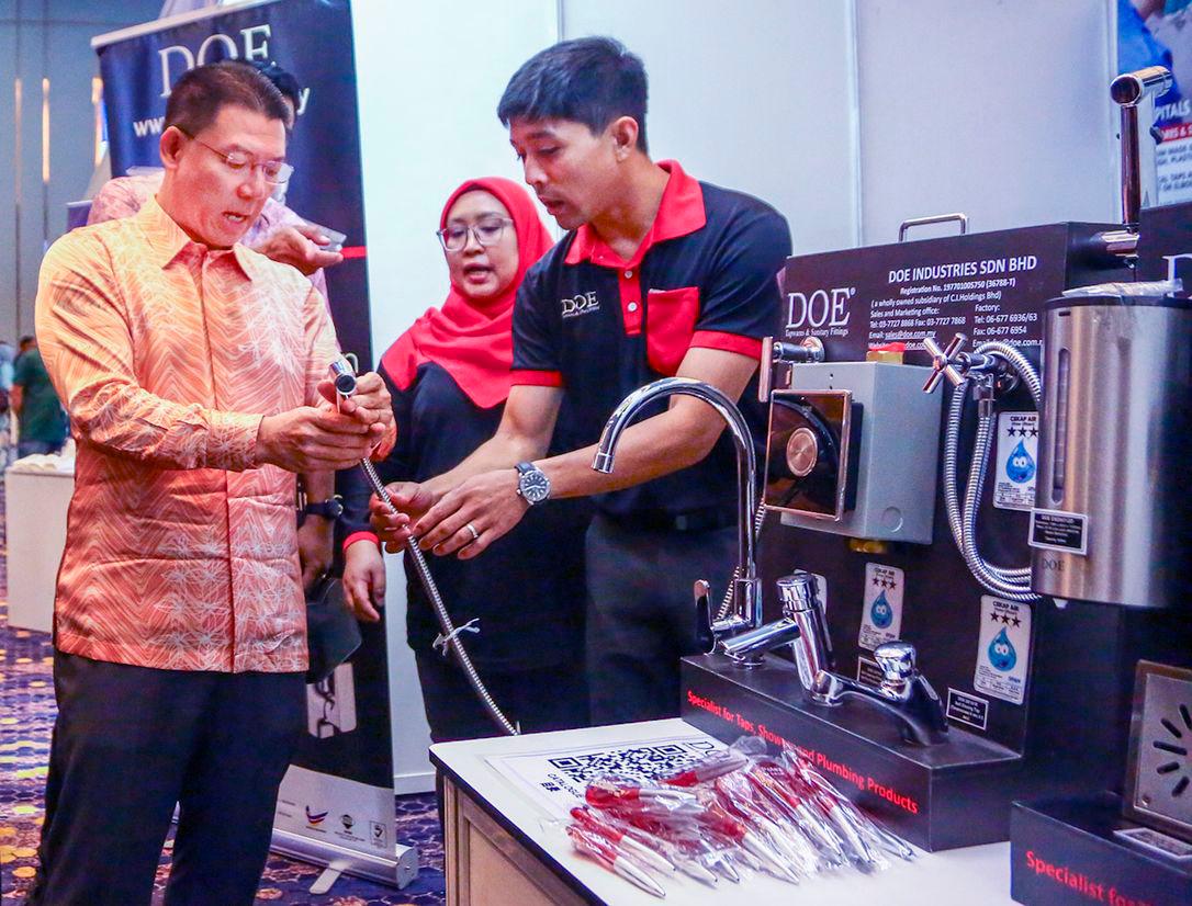 Nga being briefed on a range of products on display at the event, which was held at the Bangi Avenue Convention Center. – ADAM AMIR HAMZAH/THESUN