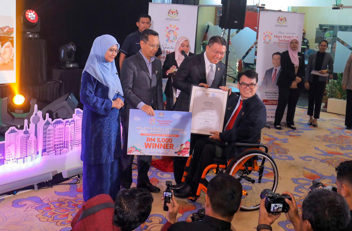 Nga presenting an award at the event, alongside Housing and Local Government Ministry deputy secretary-general (Sustainability and Strategic Planning) Tuan Mohd Hazli Ahmad Adnan and Sepang Municipal Council president Dr Ani Ahmad. – ADIB RAWI YAHYA/THESUN