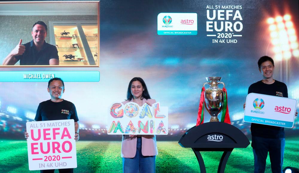 From left: Former Liverpool footballer Michael Owen (on screen) NJOI and OOT director Mazhairul Jamaludin, Azlin and Lee during the event at Sunway Pyramid on April 1, 2021. – Asyraf Rasid/theSun