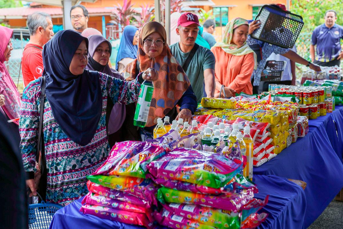 Mohamad Idham said with Sara aid for poor families and STR payments, households can cover the cost of daily essentials without turning to costly borrowing or cutting corners on nutrition and education. – BERNAMAPIC