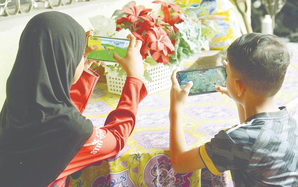 Anna Misya’il said excessive gaming is generally defined as playing for more than four hours daily or 30 hours weekly, particularly when it interferes with daily activities, sleep and responsibilities. – MASRY CHE ANI/THESUN