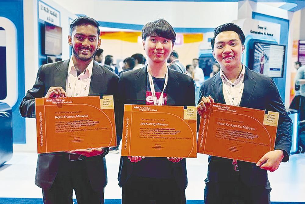 The winning team comprising (from left) Thomas, Ng and Tai with their certificates – theSunpix