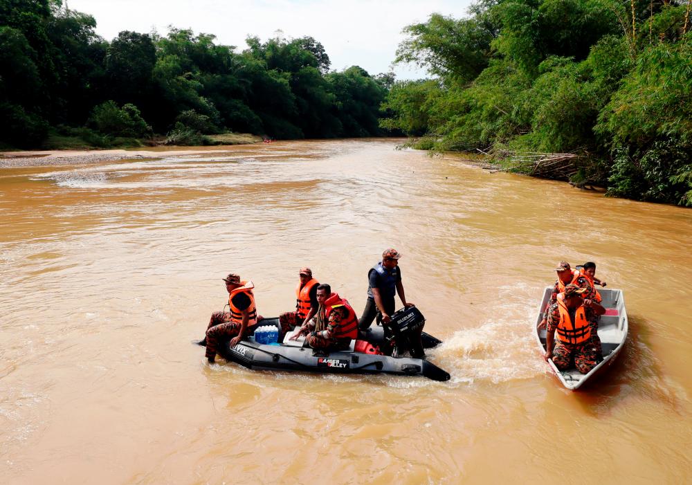 Pasukan penyelamat melakukan operasi mencari mangsa yang terlibat dalam kejadian kepala air di Jeram Air Putih ketika tinjauan di Kampung Teladas, hari ini. Seramai tujuh mayat mangsa tragedi itu ditemui hari ini, menjadikan jumlah keseluruhan seramai sembilan mangsa//FotoBernama