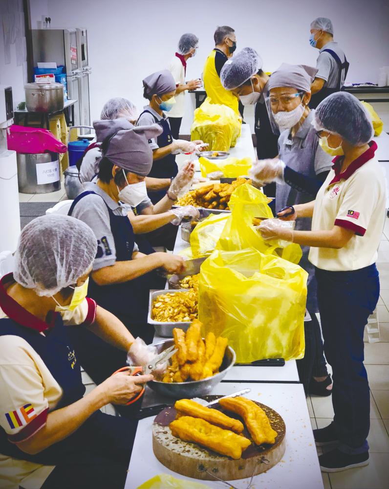 Fo Guang Shan Malaysia members prepared more than 9,000 servings of laba congee for flood victims recently.