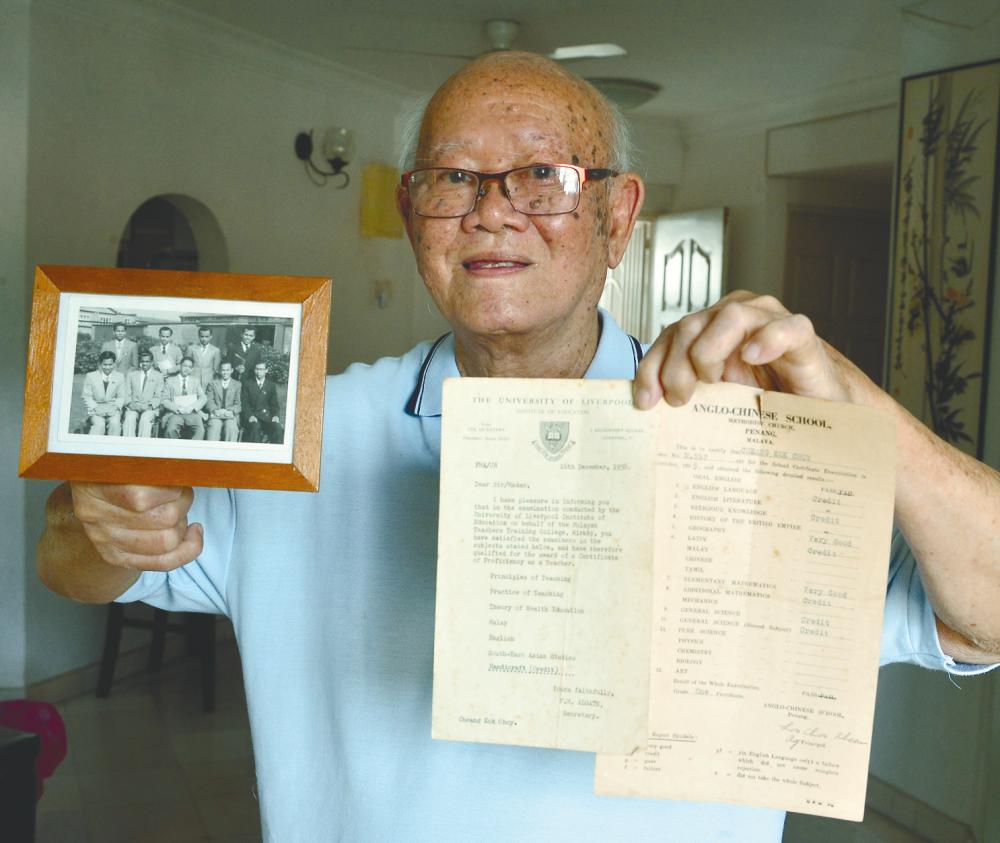 Cheang showing the certificates he earned while Rama holds up a photograph of his class, the third batch of teachers to be trained at the Malayan Teachers Training College in Kirkby, England. – MASRY CHE ANI/THESUN