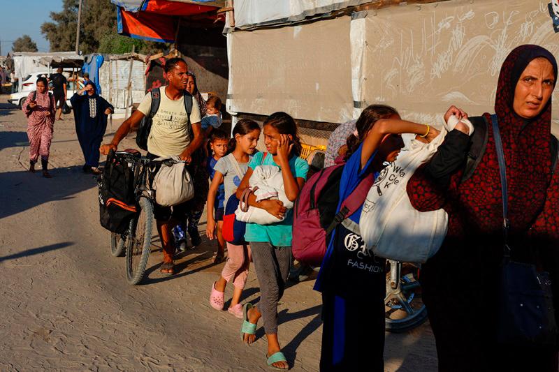 Displaced Palestinians make their way after fleeing the western part of Khan Younis, following an evacuation order by the Israeli army, amid Israel- Hams conflict, in the central part of Khan Younis, in the southern Gaza Strip, August 21, 2024. - REUTERSpix