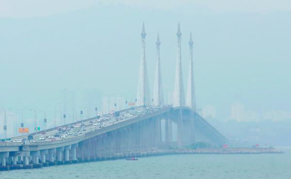 $!BLURRY ... The Penang Bridge appears fuzzy in this picture taken at 4pm yesterday as haze envelops the state. - MASRY CHE ANI/THESUN