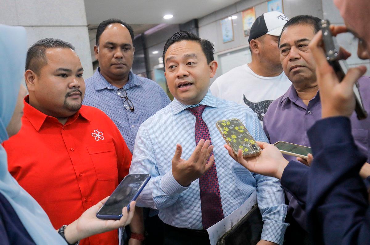 Wan Saiful (centre) speaking to reporters, alongside other division leaders, after appearing before the Disciplinary Board. – ADIB RAWI YAHYA/THESUN