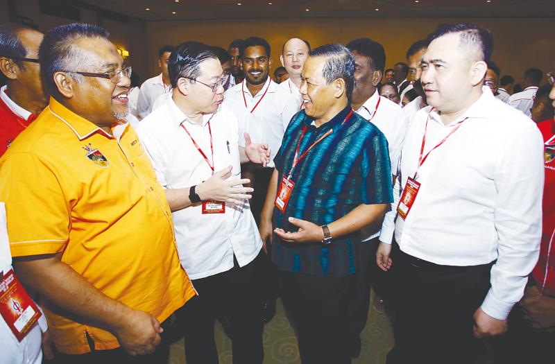 Finance Minister and DAP secretary-general Lim Guan Eng (second from left) mingling with Mentri Besar and Negri Sembilan PKR chief Datuk Seri Aminuddin Harun (third from left) at the Negri Sembilan DAP convention yesterday. On the right is Transport Minister Anthony Loke, who is Negri Sembilan DAP chairman, and Negri Sembilan Parti Amanah Negara chairman Datuk Zulkefly Mohamad Omar (left). — Bernama