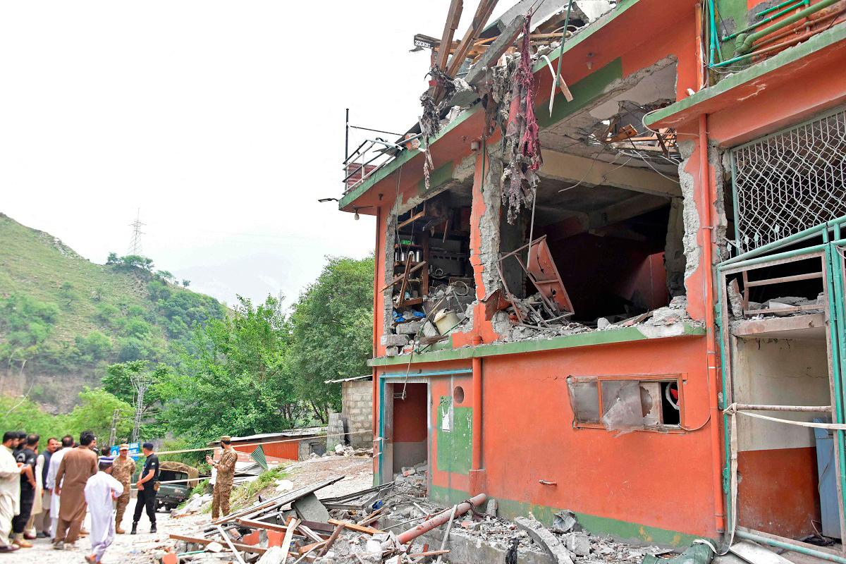 Soldiers and onlookers inspect the debris of a mosque after Indian strikes in Muzaffarabad, the capital of Pakistan-administered Kashmir, on May 7, 2025. India and Pakistan exchanged heavy artillery fire along their contested frontier on May 7 after New Delhi launched deadly missile strikes on its arch-rival, in the worst violence between the nuclear-armed neighbours in two decades. - Sajjad QAYYUM / AFP