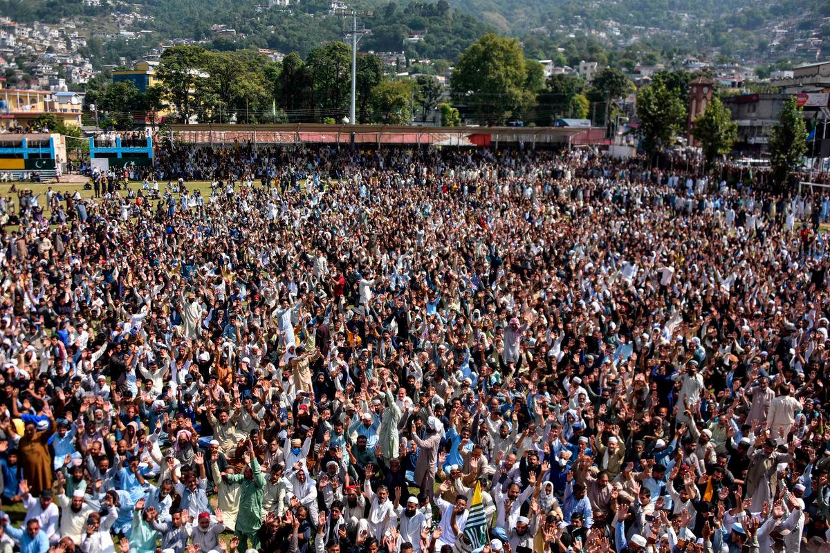 Activists of Awami Action Committee (AAC) carry the coffin of a protester who was allegedly killed by security personnel, during their funeral on a demonstration in Muzaffarabad, capital of Pakistan-administered Kashmir on October 2, 2025, demanding structural reforms and political and economic rights. (Photo by AFP)