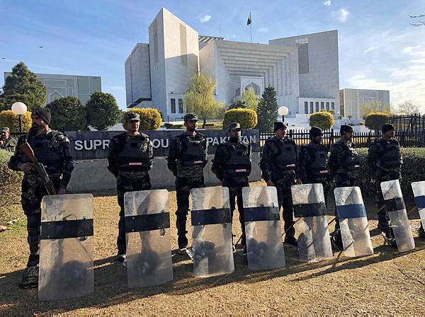 Paramilitary soldiers stand guard outside the Supreme Court building in Islamabad — Reuters