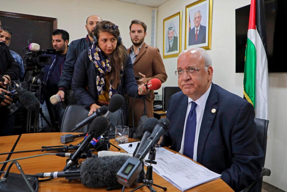 Saeb Erekat (R), Secretary General of the Palestine Liberation Organization (PLO) and chief Palestinian negotiator, speaks during a press conference in the Palestinian West Bank city of Ramallah on November 19, 2019. - AFP