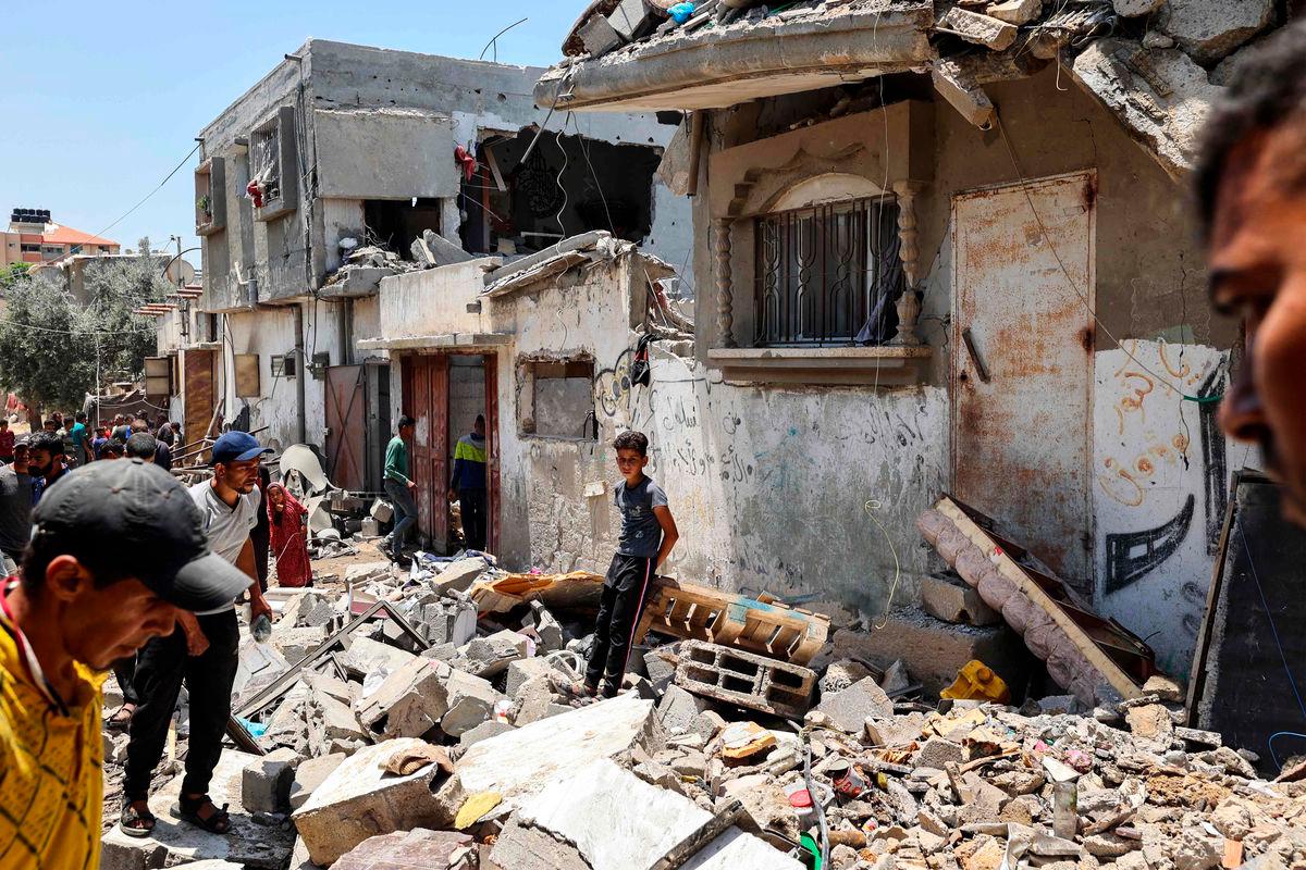 People inspect the damage at the site of an Israeli strike that targeted a house in the Nuseirat camp for Palestinian refugees in the central Gaza Strip on June 1, 2025. (Photo by Eyad BABA / AFP)