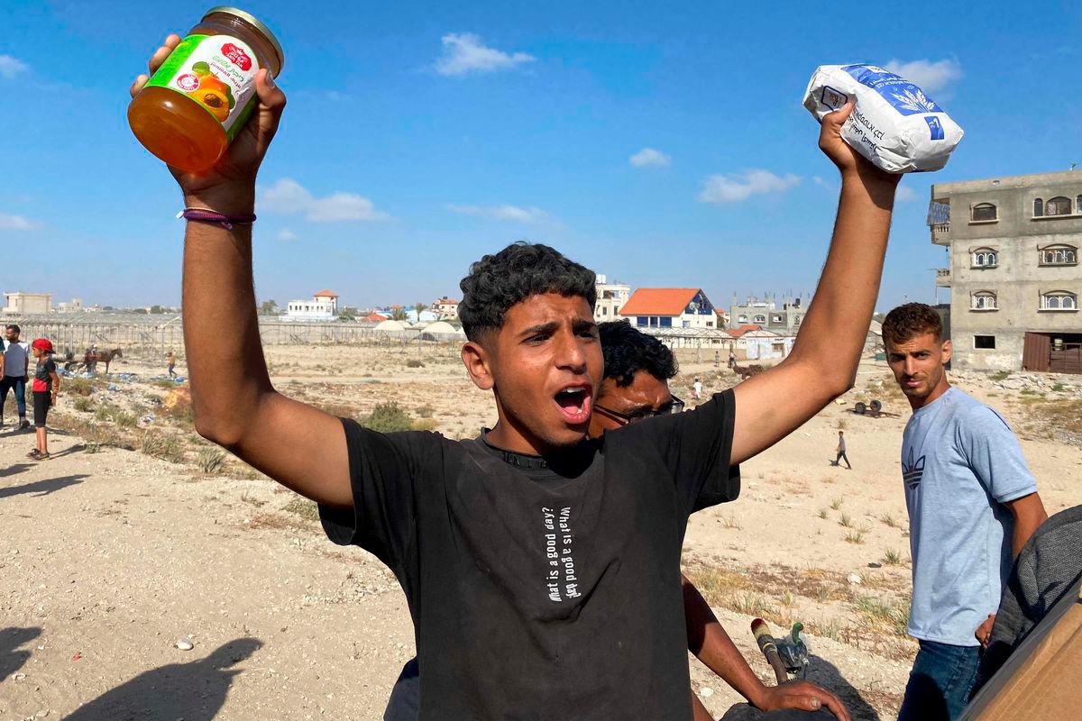 Displaced Palestinians receive food packages from a US-backed foundation pledging to distribute humanitarian aid in western Rafah in the southern Gaza Strip on May 27, 2025. AFPpix