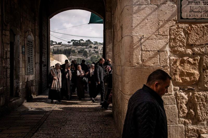 Palestinian Muslim worshippers enter the Al-Aqsa Mosque compound during the Friday noon prayer, in Jerusalem's old city on January 17, 2025. Israel's security cabinet met on January 17 to vote on a Gaza ceasefire and hostage release deal that should take effect on January 19. (Photo by JOHN WESSELS / AFP)