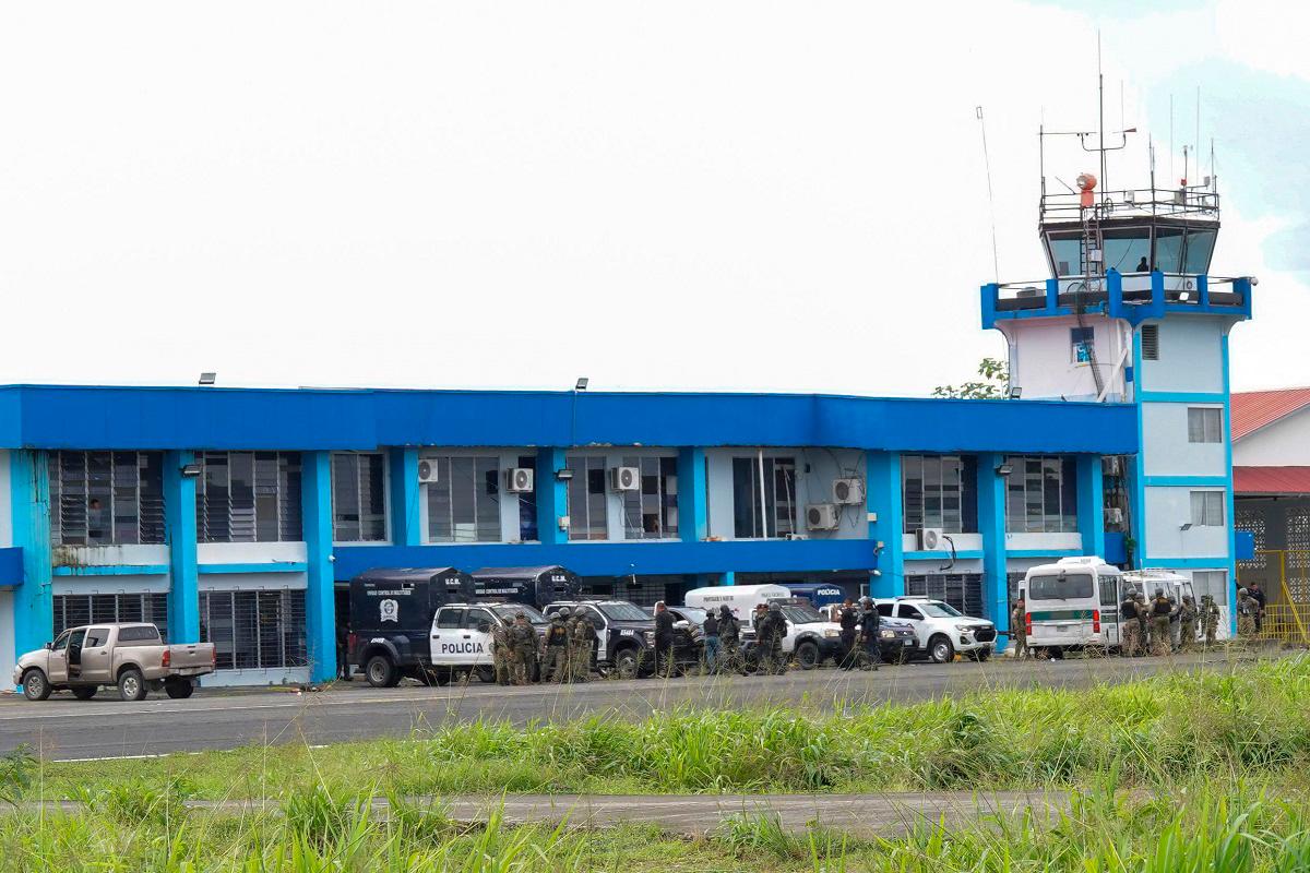 Riot police patrol the airport following protests against the government of Panama’s President Jose Raul Mulino in Changuinola, Bocas del Toro province, Panama, on June 21, 2025. - ASBEL LLORENT / AFP