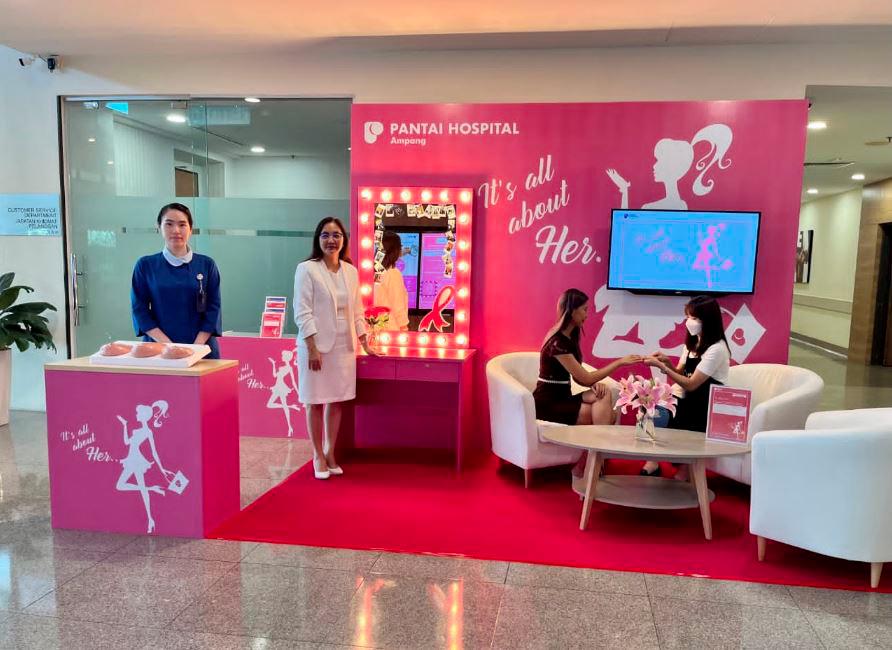 Ms Chong Soon Mei, Pantai Hospital Ampang’s CEO (in the middle in white) at the “PINK” health screening booth.