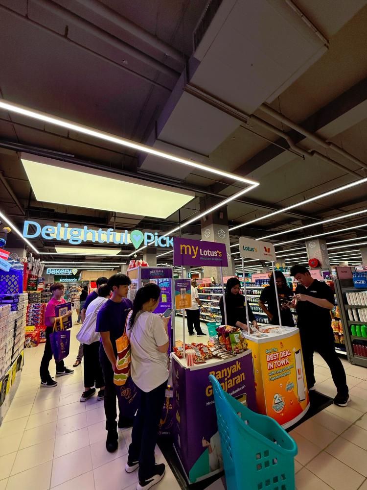 $!Customers shopping for groceries, sampling on food items at the redefined Lotus’s Paradigm that offers more than 14,000 products in store, with clear zoning and signages, and new offerings that cater to those who are also looking for premium selections.