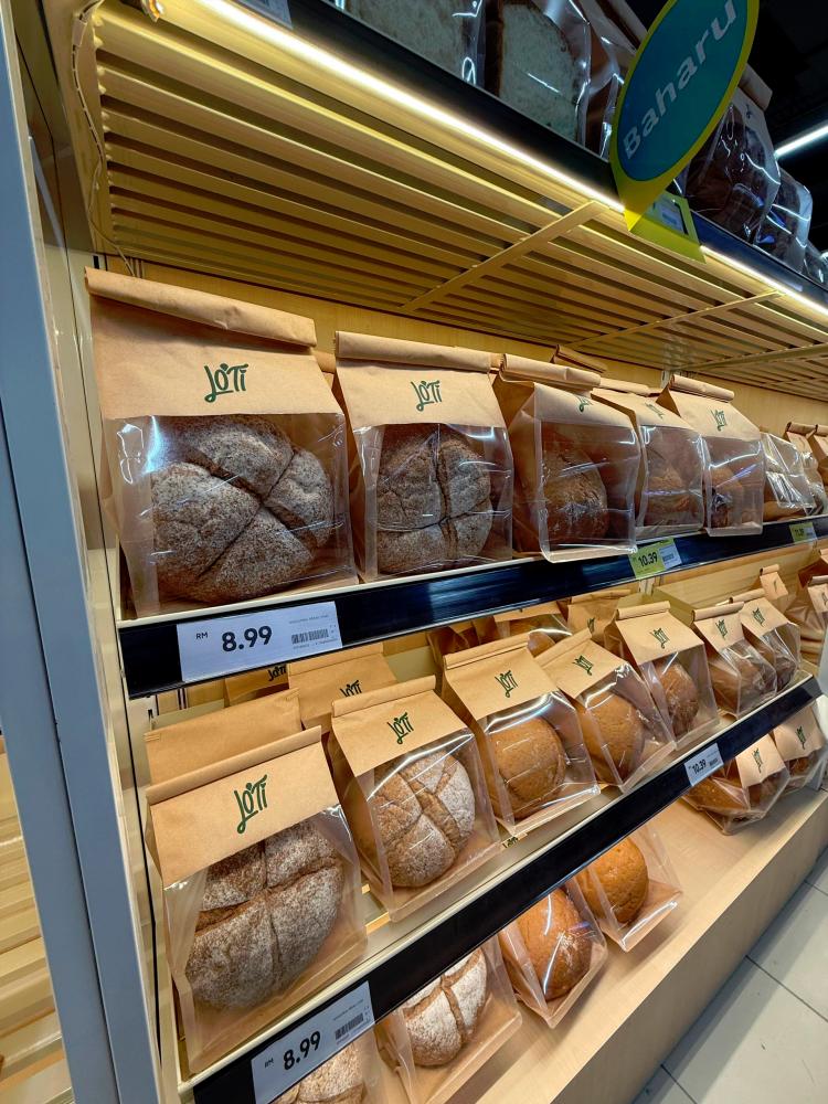 $!Exclusive in-house bakery brand Lo’Ti is also now available in Lotus’s Paradigm. It offers over 50 types of freshly baked goods like sourdough bread, bagels, English muffins, croissants and many more.