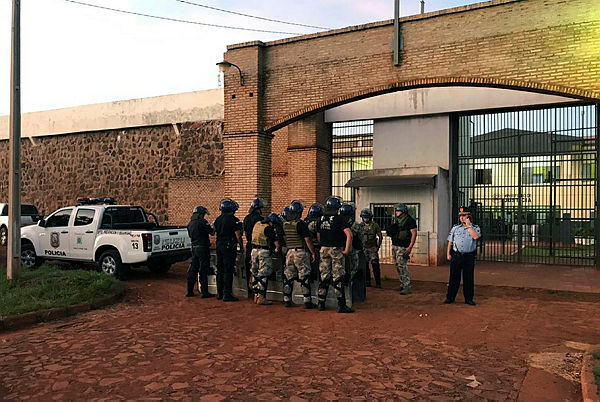 Handout pictures released by Paraguay’s ABC TV showing armed forces taking position following the escape of 76 inmates from the prison in Pedro Juan Caballero, 500 kilometers northeast of Asuncion, on Jan 19, 2020 — AFP
