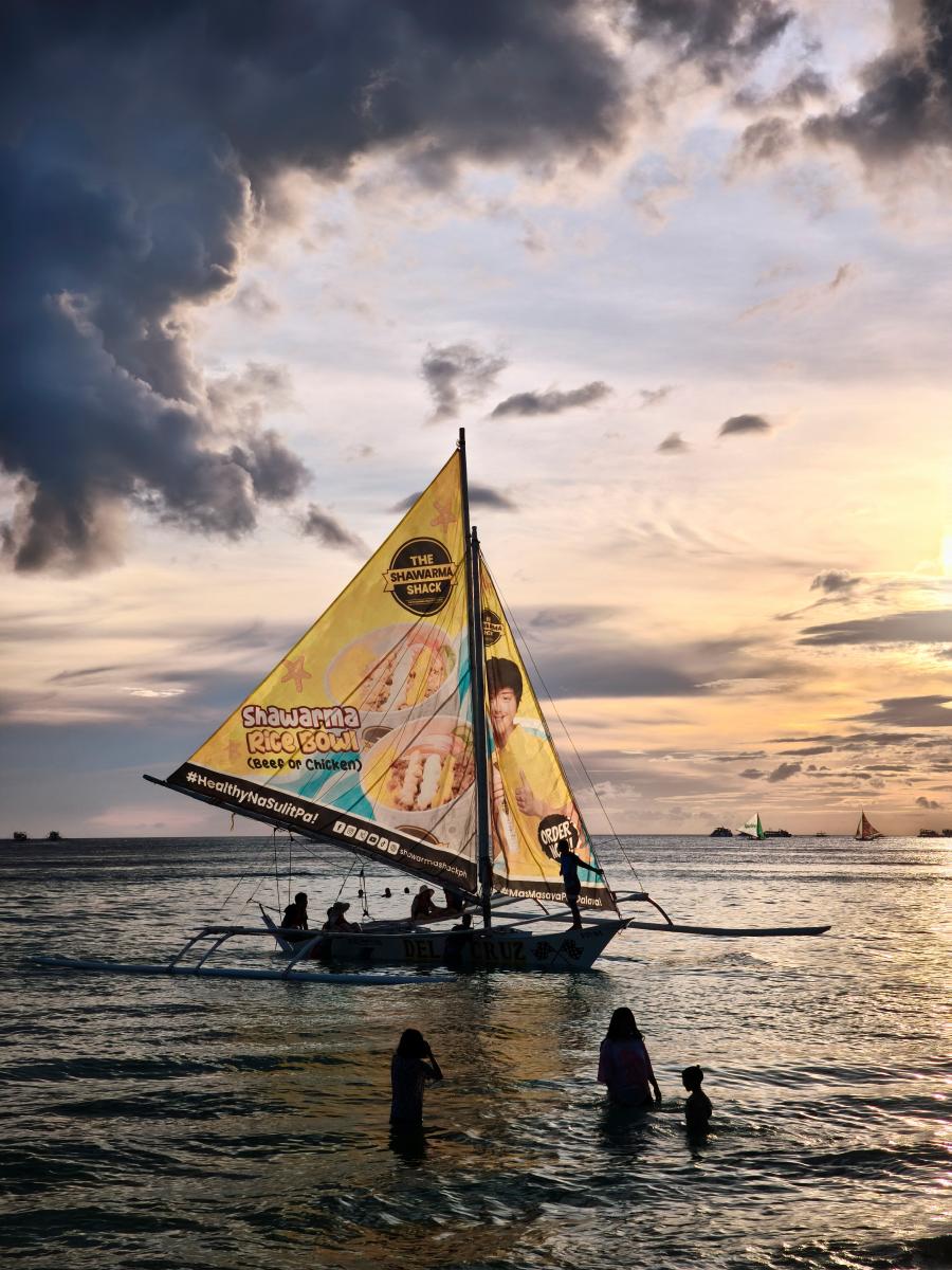 Boracay’s iconic golden-hour experience that feels like floating through a postcard. $!Boracay’s iconic golden-hour experience that feels like floating through a postcard.