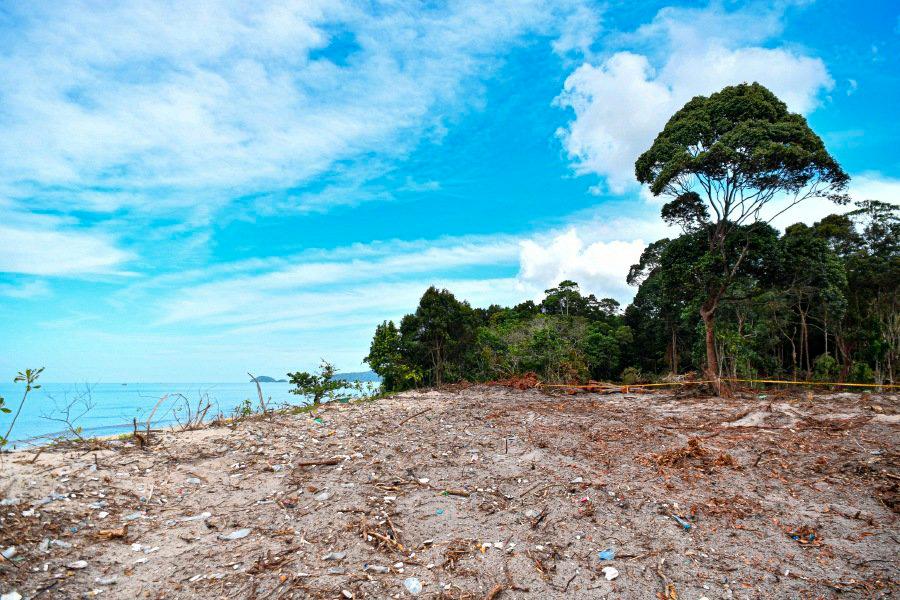 Coastal destruction caused by sand dredging activities is believed to have been carried out without the permission of the authorities in Pasir Panjang beach. - BERNAMAPIX