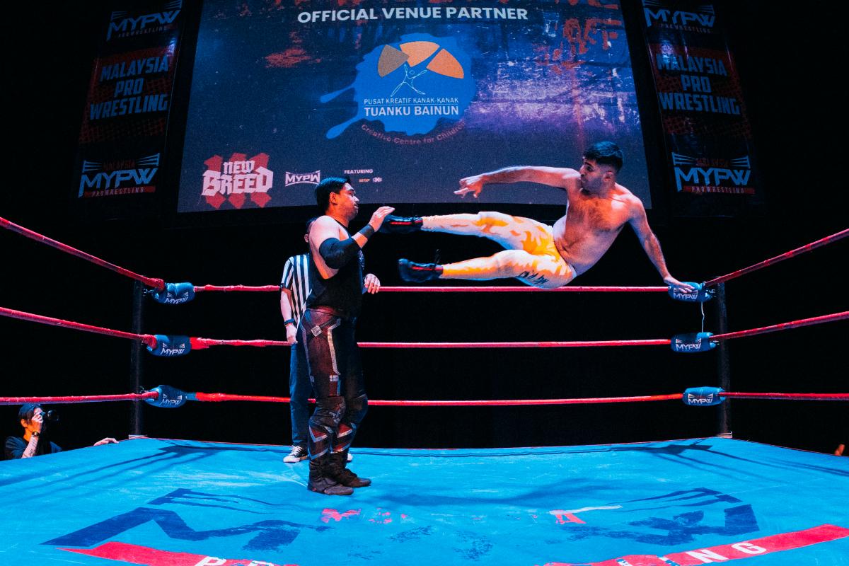 (From left) Kaizul clashes with Blazing Raj in a high-stakes semifinal that had the crowd fired up and firmly divided.