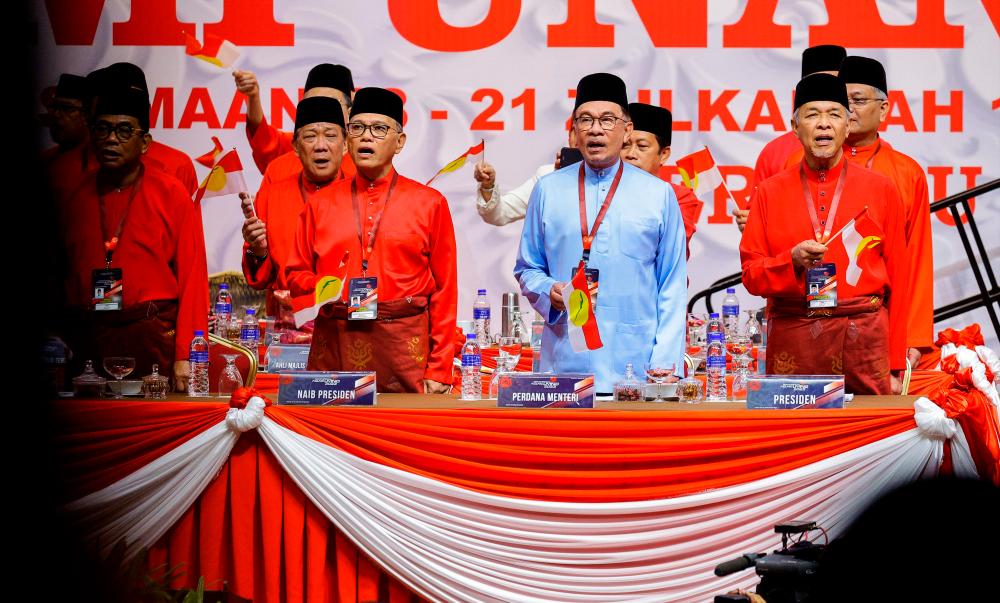 KUALA LUMPUR, 9 Jun -- Perdana Menteri Datuk Seri Anwar Ibrahim bersama Presiden Umno Datuk Seri Dr Ahmad Zahid Hamidi mengibarkan bendera parti itu pada Perhimpunan Agung Umno 2023 di Pusat Dagangan Dunia (WTC) Kuala Lumpur, hari ini. fotoBERNAMA