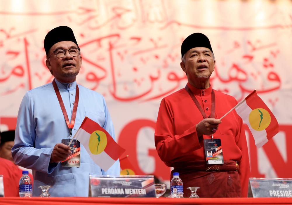 KUALA LUMPUR, 9 Jun -- Perdana Menteri Datuk Seri Anwar Ibrahim bersama Presiden UMNO Datuk Seri Dr Ahmad Zahid Hamidi pada Perhimpunan Agung UMNO 2023 di Pusat Dagangan Dunia (WTC) Kuala Lumpur, hari ini. fotoBERNAMA