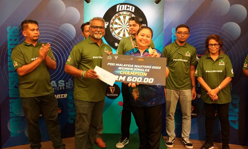 PDD Malaysia Masters Women’s Singles Champion, Jacqueline Augustine (centre) with tournament officials. $!PDD Malaysia Masters Women’s Singles Champion, Jacqueline Augustine (centre) with tournament officials.