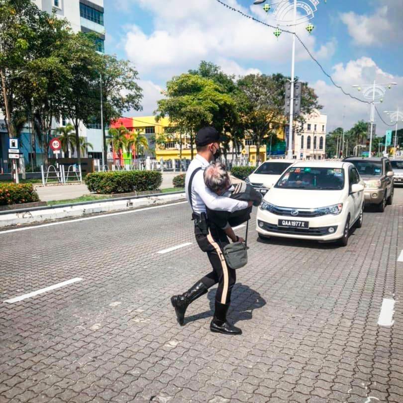 Traffic cop praised by netizens for aiding man who fainted on busy road