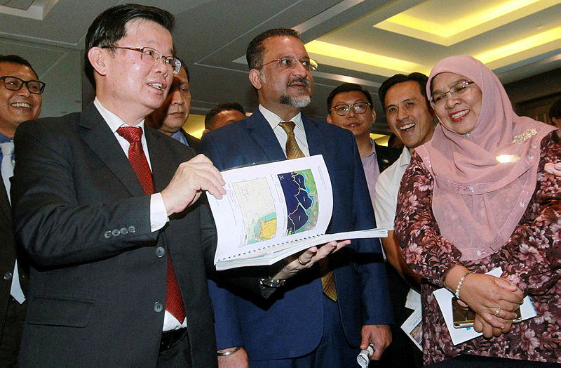From left: Penang Chief Minister Chow Kon Yeow, state executive councillor Jagdeep Singh Deo and Town and Country Planning Department director-general Rokibah Abdul Latif, present ‘The Proposed Reclamation &amp; Dredging Works for the Penang South’ booklet on Feb 19, 2019. — Bernama
