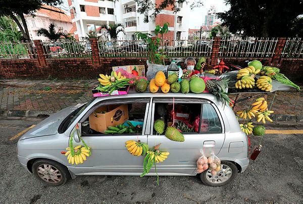 $!FRUITMOBILE ... Despite the absence of a fixed stall, enterprising fresh produce trader Cheng Leong brings sweet and juicy delights to his customers using only his trusty Kelisa in Permatang Pauh, Penang. – MASRY CHE ANI/THESUN