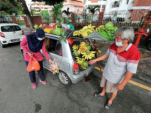 $!FRUITMOBILE ... Despite the absence of a fixed stall, enterprising fresh produce trader Cheng Leong brings sweet and juicy delights to his customers using only his trusty Kelisa in Permatang Pauh, Penang. – MASRY CHE ANI/THESUN
