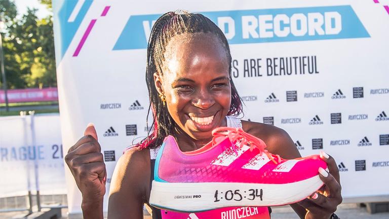 (video) Jepchirchir runs fastest-ever half marathon in women-only race