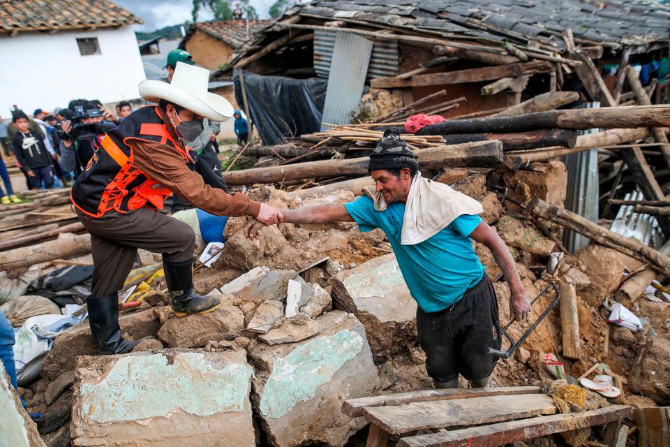 Peru’s President Pedro Castillo shakes hands with a man affected by a quake in Jalca Grande, in the Amazonas region, Peru, November 28, 2021. Peru Presidency/Handout via REUTERS. -REUTERSPix