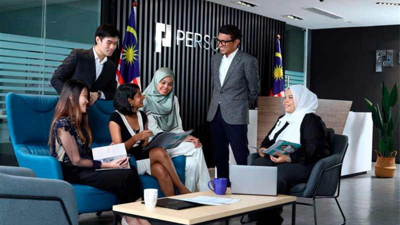 The PERSOL Malaysia team sharing a moment. $!The PERSOL Malaysia team sharing a moment.