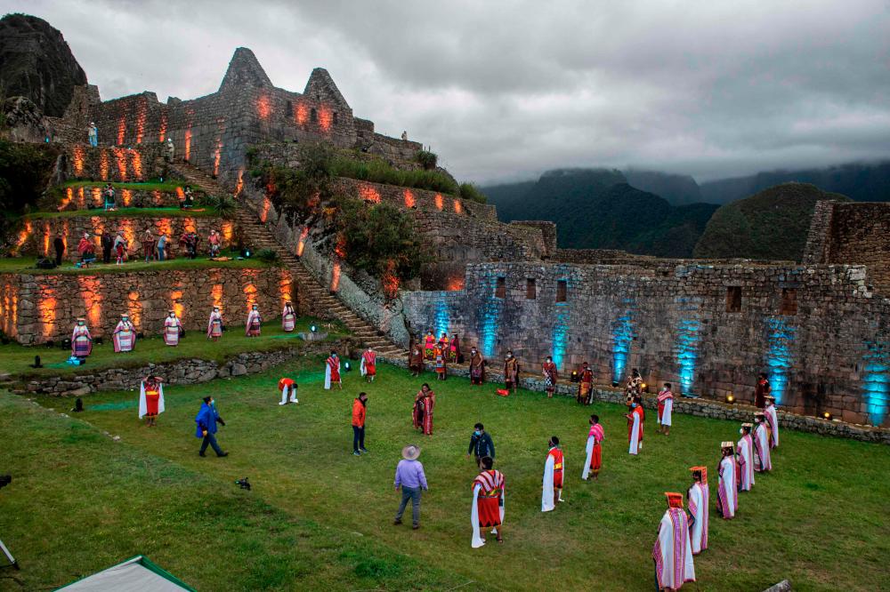 $!View of the archaeological site of Machu Picchu, in Cusco, Peru during its reopening ceremony on November 01, 2020, amid the new coronavirus pandemic. The Inca citadel of Machu Picchu reopened on Sunday in the framework of a gradual decrease in COVID-19 contagions in Peru, after remaining empty almost eight months, affecting the tourism sector severely / AFP / ERNESTO BENAVIDES
