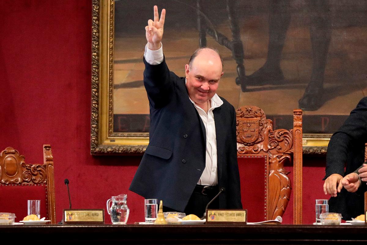 Rafael Lopez Aliaga bids farewell making a victory sign after announcing his resignation as mayor to run for president, during a session of the Metropolitan Council at Lima City Hall in Lima, on October 13, 2025. - CONNIE FRANCE / AFP