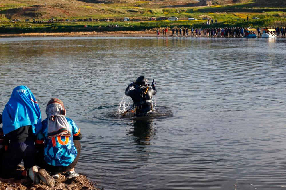 This handout picture released by Red Chimbote shows a rescue team attempting to recover the bodies of five Peruvian soldiers that drowned after jumping into the freezing waters of the river Ilave while fleeing clashes with anti-government protesters throwing rocks at them in Ilave, Peru on March 6, 2023/AFPPix