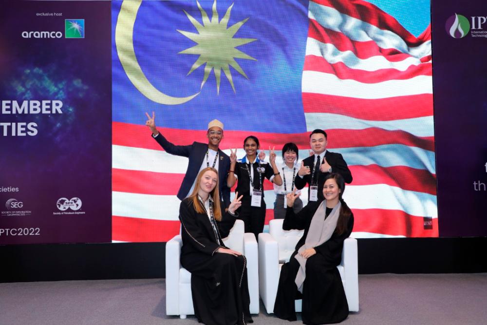Abdallah El Badaoui (Back row, L-R) and his peers from public universities – Ganga Thevi Arul (UTM), Au Min Yan (UM), Chan Kuan Yi (UTM), representing Malaysia at IPTC Education Week, IPTC 2022. In this picture, they pose with the organiser (Front row, L-R) Ms. Viktoryia Kavalionak, and Ms. Jackie Hoffmann in front of the national flag.