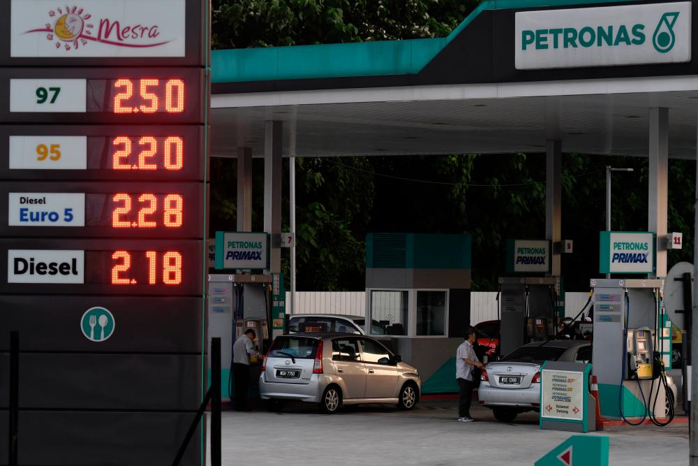 Mahathir: Moody’s downgrade of Petronas will not affect company