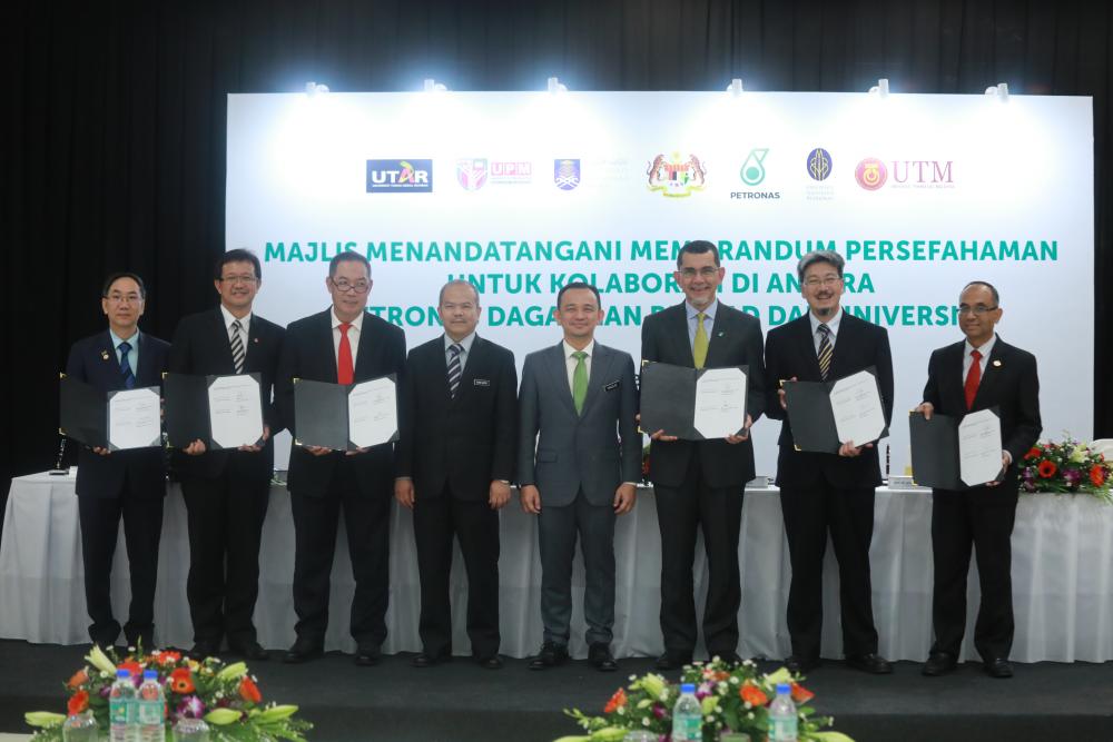 Maszlee with Zainal Abidin (third from right), with representatives from the universities.